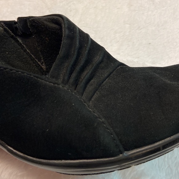 Clarks Bendables Suede Leather Slip-on Heeled (1.5”) Shoe - Picture 12 of 12